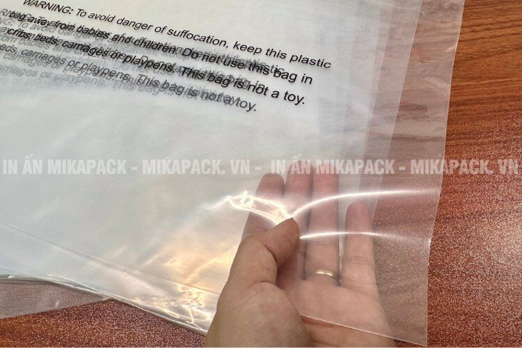 Mikapack in túi PE in chữ bao rõ ràng, sắc nét.