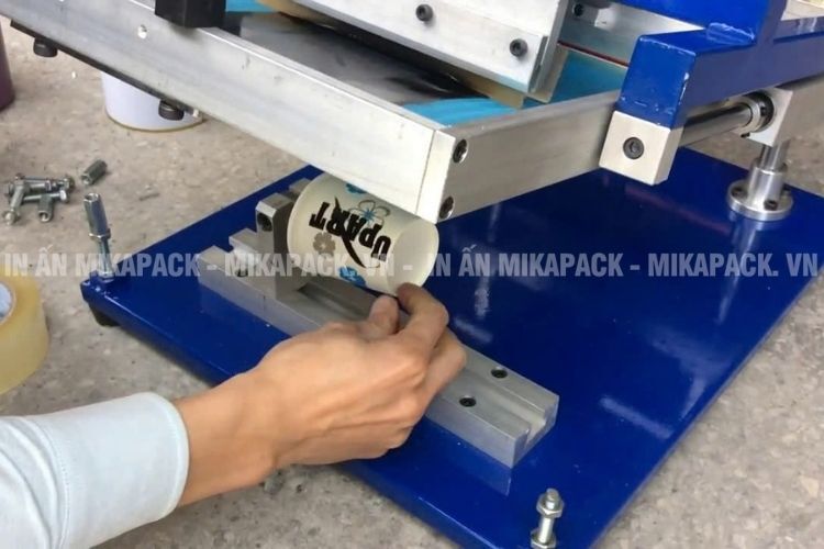 Công nghệ in lụa đáp ứng nhu cầu in ly giấy đơn giản, số lượng ít