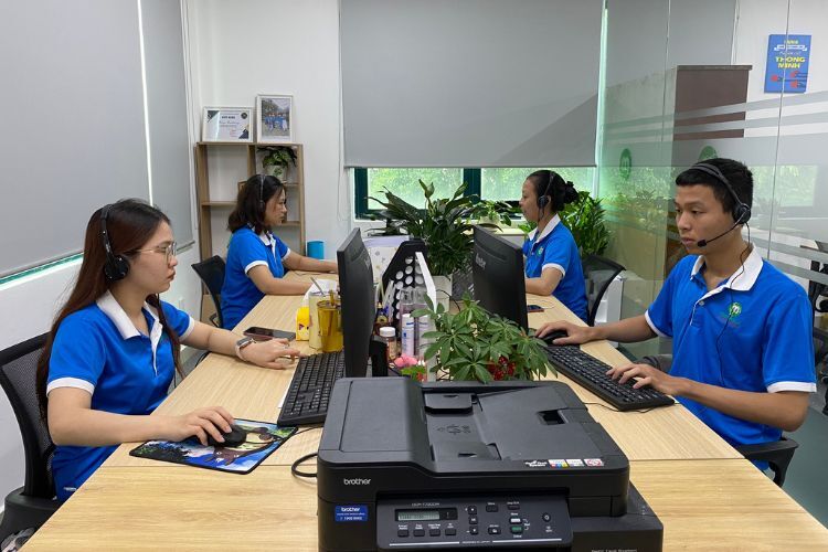 Đội ngũ nhân viên tận tình tư vấn cho khách hàng