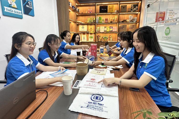 Nhân viên tư vấn được đào tạo kiến thức chuyên môn thường xuyên.