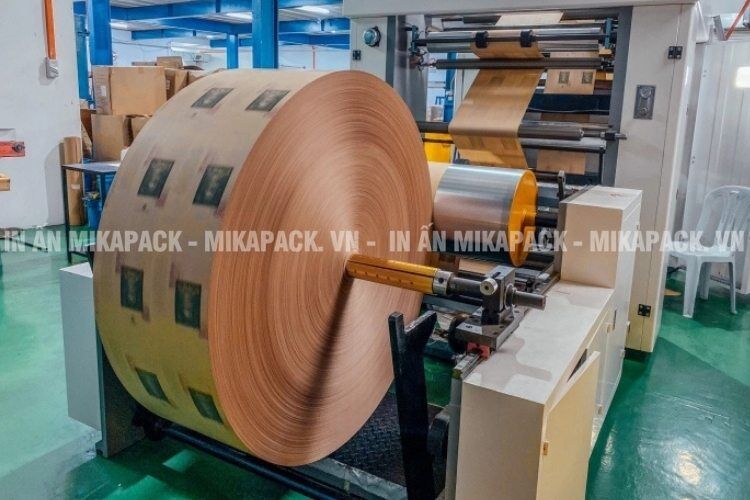 In bao bì cà phê tại Mikapack bằng phương pháp in trục ống đồng.