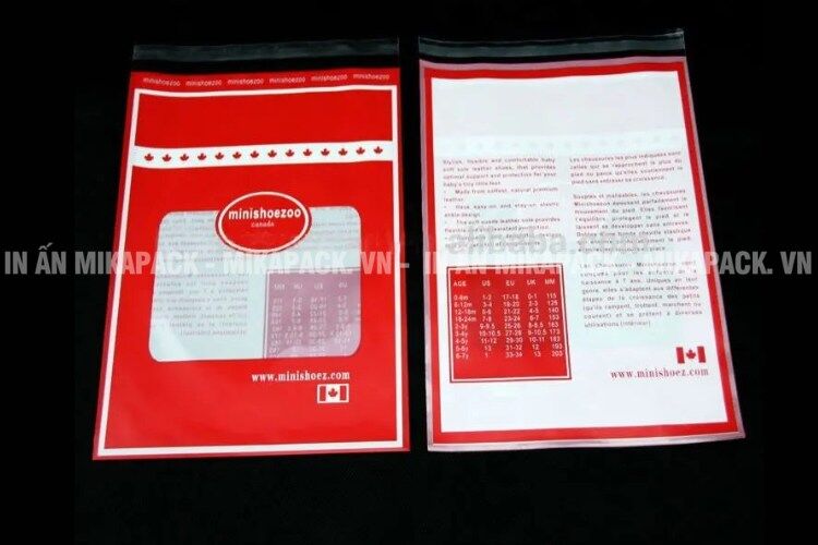 Kiểm tra chất lượng túi PP in mẫu trước khi đặt hàng.