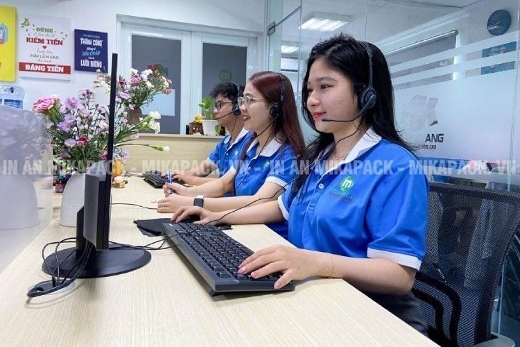Đội ngũ nhân viên báo giá in túi bánh mì nhanh chóng