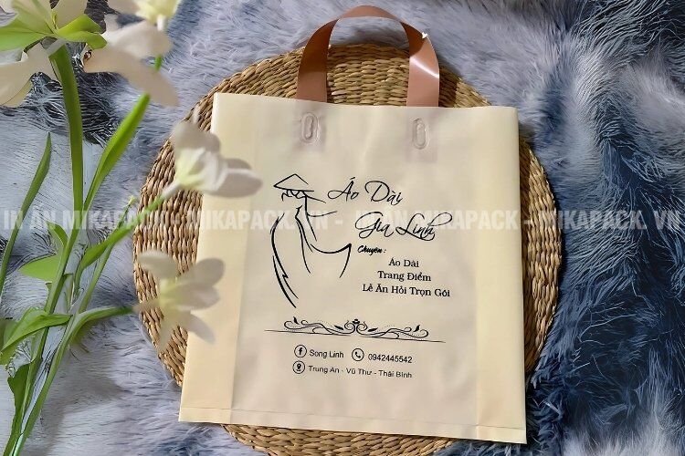 Mẫu túi ép quai đựng áo dài in ấn hình ảnh cuốn hút.