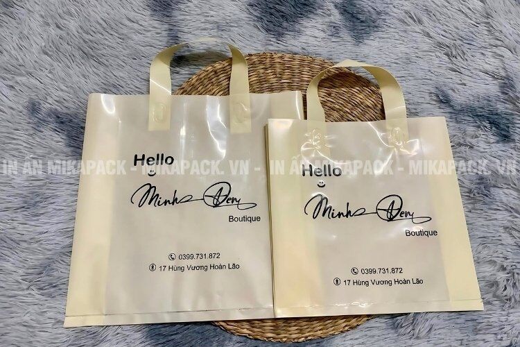 Mẫu túi ép quai đựng quần áo thời trang nam in ấn đơn giản, tinh tế.