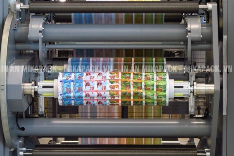 Công nghệ in trục ống đồng giúp in ấn bao bì mặt nạ rõ nét, màu sắc sống động.