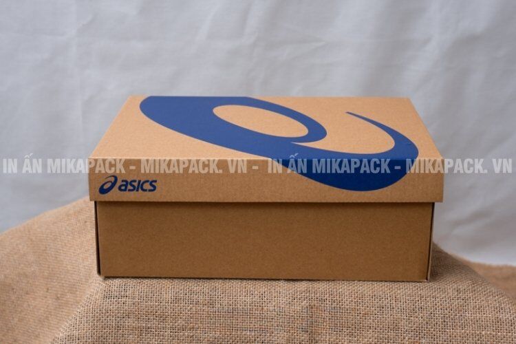 In hộp giày chất liệu Kraft thân thiện là xu hướng hiện nay.