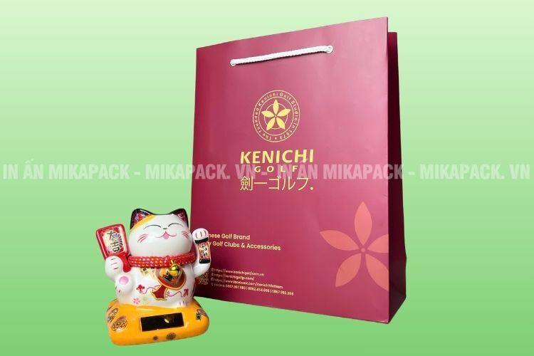 Mẫu in túi giấy ép kim đơn giản nhưng vẫn không kém phần nổi bật