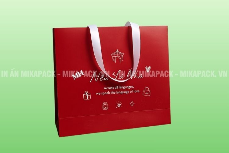 Mẫu in túi giấy ép kim bạc mang đậm không khí Noel