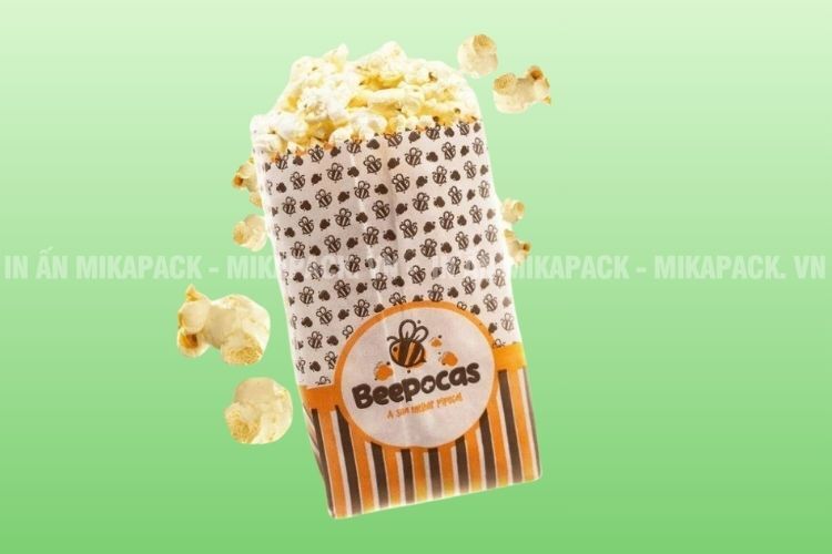 Mẫu túi đựng bắp rang bơ sử dụng tông màu trắng chủ đạo, logo đặt ở trung tâm