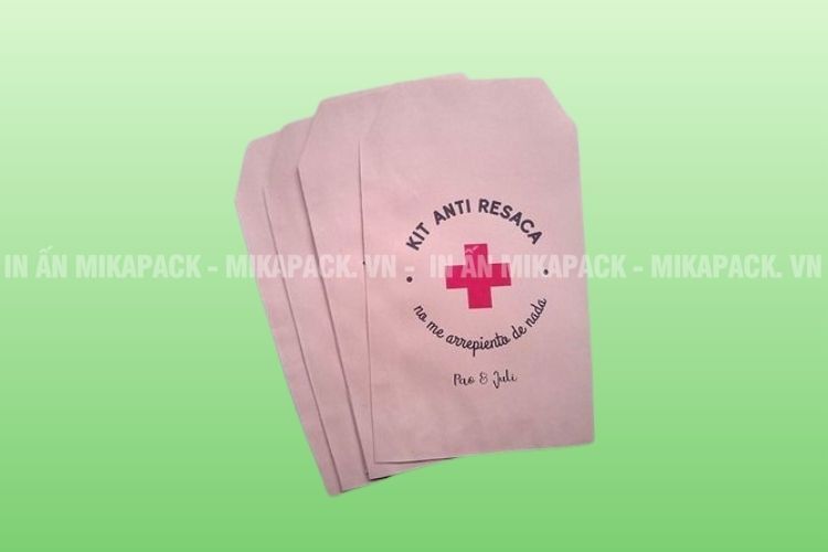 Túi giấy đựng thuốc đáy dẹt dễ xếp chồng, tạo cảm giác gọn gàng.